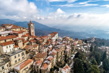 Bir Varese, Sacro Monte hava görülmektedir bir Kutsal Dağı olduğu tarihi hac site ve Unesco Dünya Mirası, Varese, Lombardiya, İtalya