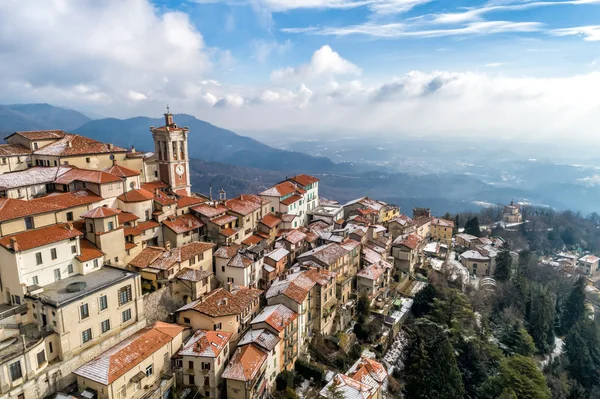 Bir Varese, Sacro Monte hava görülmektedir bir Kutsal Dağı olduğu tarihi hac site ve Unesco Dünya Mirası, Varese, Lombardiya, İtalya