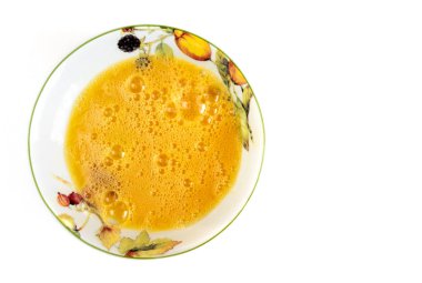Beyaz arka plan üzerinde üstten görünüm izole plaka çırpılmış yumurta sarısı.
