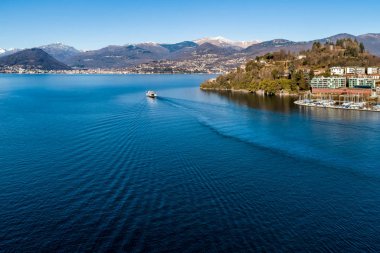 Lake Maggiore manzara L gölde haçlar feribot ile