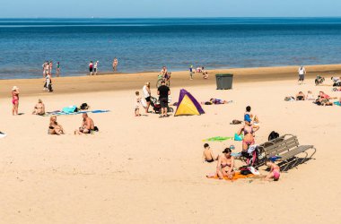 Maiori, Jurmala, Letonya - 12 Mayıs 2018: İnsanlar, Jurmala resort, Letonya Baltık Denizi Körfezi sahilinde güneşli bahar günü zevk.