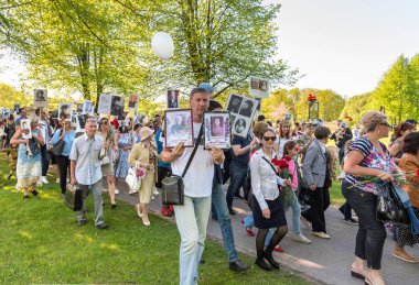 Riga, Letonya - 9 Mayıs 2018: Bayraklar insanlarla alay ve onların yakınları ölümsüz alaya yıllık zafer gününde Riga, Letonya zafer parkta Fotoğraf Sayısı
