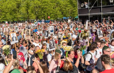 Riga, Letonya - 9 Mayıs 2018: Bayraklar insanlarla alay ve onların yakınları ölümsüz alaya yıllık zafer gününde Riga, Letonya zafer parkta Fotoğraf Sayısı