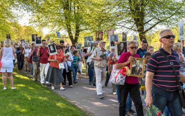 Riga, Letonya - 9 Mayıs 2018: Bayraklar insanlarla alay ve onların yakınları ölümsüz alaya yıllık zafer gününde Riga, Letonya zafer parkta Fotoğraf Sayısı
