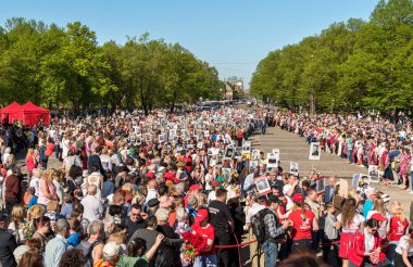Riga, Letonya - 9 Mayıs 2018: Bayraklar insanlarla alay ve onların yakınları ölümsüz alaya yıllık zafer gününde Riga, Letonya zafer parkta Fotoğraf Sayısı