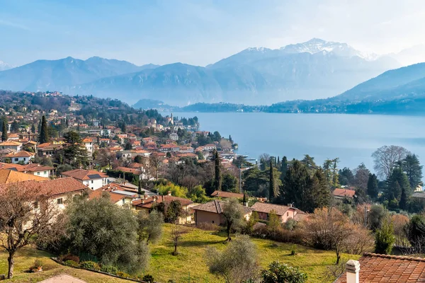 Panoramablick Auf Comer See Und Tremezzo Dorf Mit Leichtem Dunst — Stockfoto