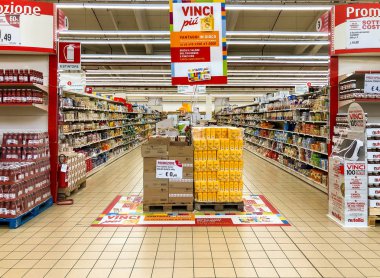 Varese, İtalya - Marc 7, 2019: Hatlarının raflara ürünleri Varese Iper hipermarket içinde. Kahvaltı bölümü ile ekmek ve un karşı promosyon.