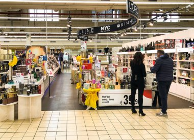 Varese, İtalya - Marc 7, 2019: Parfümeri bölümü Varese Iper hipermarket, Alışveriş Merkezi, Varese, İtalya iç içinde