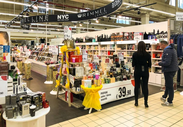 Varese Itálie Marc 2019 Voňavkářství Oddělení Uvnitř Hypermarketu Iper Varese — Stock fotografie