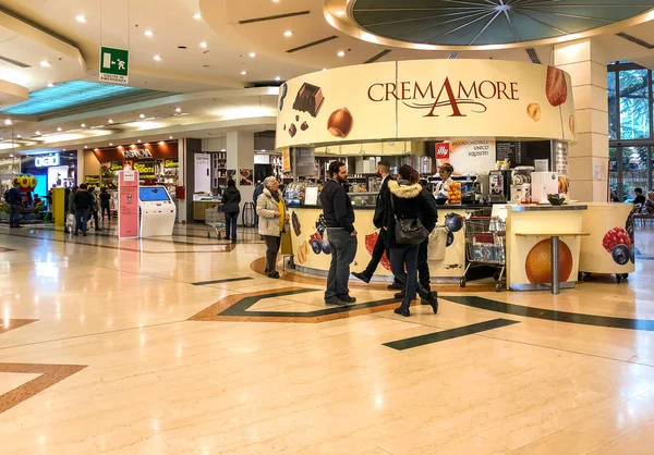Варезе Италия Marc 2019 Магазин Ремесленного Мороженого Cremamore Внутри Гипермаркета — стоковое фото