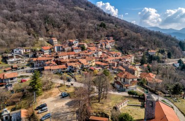 İli Varese, İtalya'nın en ünlü boyalı Köyü Arcumeggia havadan görünümü