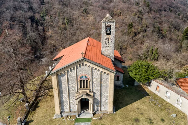 Flygfoto Över Kyrkan Sant Ambrogio Ligger Målade Byn Arcumeggia Provinsen — Stockfoto