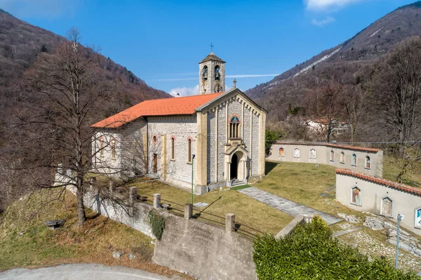塗装村イタリア ヴァレーゼ県でアルクメッジアに位置していますサン アンブロージオ教会の航空写真 — ストック写真