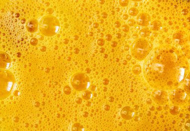 Kabarcıklar doku ile dövülmüş tavuk yumurta sarı arka plan.