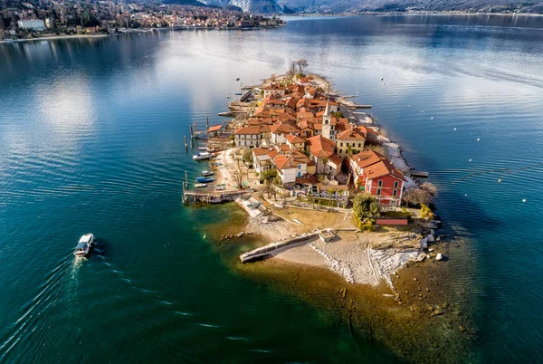Fishermens Adası veya Isola dei Pescatori adlı Lake Maggiore, hava görünümünü Kuzey İtalya, Stresa, Verbania Piedmont Borromean Adaları biridir
