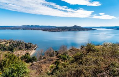 Massino Visconti köyden Lesa, Piedmont, İtalya üzerinde görülen açık bir günde, Lake Maggiore panoramik görünüm