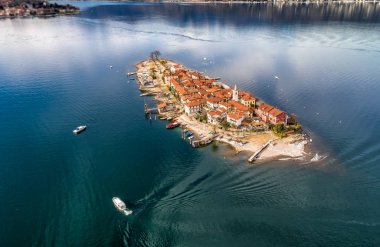 Fishermens Adası veya Isola dei Pescatori adlı Lake Maggiore, hava görünümünü Kuzey İtalya, Stresa, Verbania Piedmont Borromean Adaları biridir