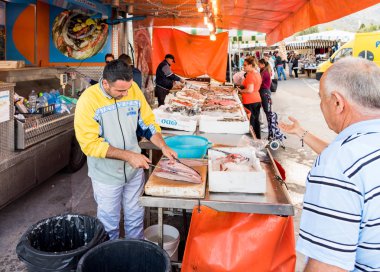 Ada, kadın, Palermo, İtalya - 27 Eylül 2018: balık satıcıları Isola delle Femmine veya ada kadın Pazar, Palermo, Sicilya