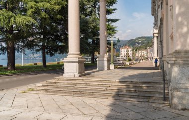 Luino, Varese, İtalya - 10 Eylül 2018: Luino, İsviçre Gölü kıyısındaki Maggiore Varese, İtalya'nın ili tarih ile sınırı yakınındaki küçük turistik kasaba ana cadde