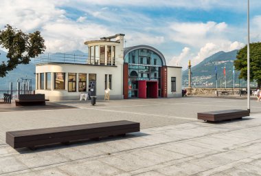 Luino, Varese, İtalya - 10 Eylül 2018: Cityscape Imbarcadero Luino Merkezi özgürlük meydanında, Varese, İtalya'nın ili Gölü kıyısındaki Maggiore için bir küçük turistik şehir ile