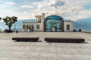 Luino, Varese, İtalya - 10 Eylül 2018: Cityscape Imbarcadero Luino Merkezi özgürlük meydanında, Varese, İtalya'nın ili Gölü kıyısındaki Maggiore için bir küçük turistik şehir ile