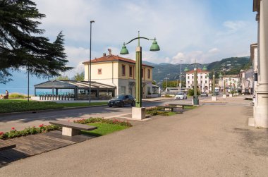 Luino, Varese, İtalya - 10 Eylül 2018: Luino, İsviçre Gölü kıyısındaki Maggiore Varese, İtalya'nın ili tarih ile sınırı yakınındaki küçük turistik kasaba ana cadde