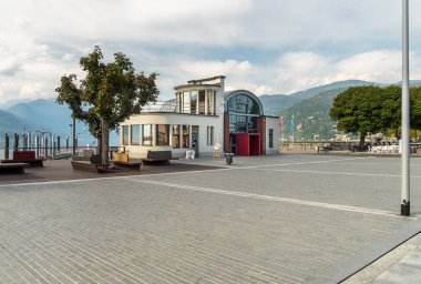 Luino, Varese, İtalya - 10 Eylül 2018: Cityscape Imbarcadero Luino Merkezi özgürlük meydanında, Varese, İtalya'nın ili Gölü kıyısındaki Maggiore için bir küçük turistik şehir ile