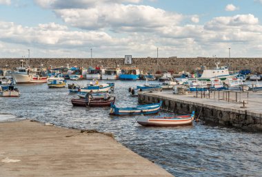 Isola delle Femmine, Palermo, İtalya - 27 Eylül 2018: Isola bağlantı noktası delle Femmine veya ada kadın balıkçı tekneleri ve balıkçılar iş, il Palermo, Sicilya, İtalya