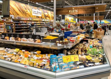 Riga, Letonya-5 Nisan 2019: Riga 'da bir Maxima gıda süpermarket Iç, Letonya