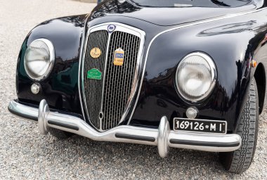 Varese, İtalya - 2 Mart 2019: Varese, İtalya'nın tarihi merkezinde park edilmiş Orange Classic Vintage Italian Fiat'ın önü