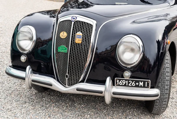 Varese, İtalya - 2 Mart 2019: Varese, İtalya'nın tarihi merkezinde park edilmiş Orange Classic Vintage Italian Fiat'ın önü