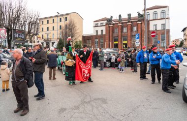 Varese, İtalya - 2 Mart 2019: Varese, İtalya'daki Kuzey tren istasyonu meydanında Tarihi Arabalar'ın gösteri geçit töreni