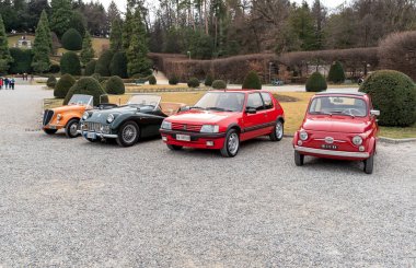 Varese, İtalya - 2 Mart 2019: Varese, İtalya'da Estense Sarayı (Palazzo Estense) Bahçelerinde Tarihi Arabaların Gösteri geçit töreni