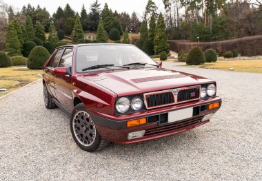 Varese, İtalya - 2 Mart 2019: 1990 yılında İtalya'da üretilen Bordeaux Vintage İtalyan otomobili Lancia Delta Integral'in görünümü.