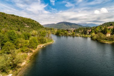 İlkbaharda Ghirla Gölü'nün havadan görünümü, Valganna, Varese eyaleti, İtalya