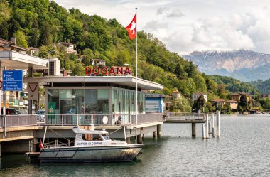 Lavena Ponte Tresa, İtalya - 3 Mayıs 2019: İtalya ile İsviçre arasındaki Sınır Kapısı, Lavena Ponte Tresa'daki Lugano Gölü'nde