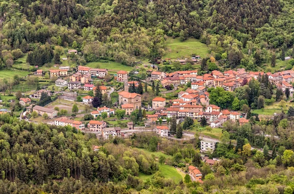 ロンバルディア州 イタリアのヴァレーゼの自治体の一部の小さな村の空撮 — ストック写真