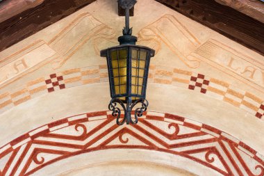 Dekore duvarda ferforjeyapılmış dekoratif antik fener.