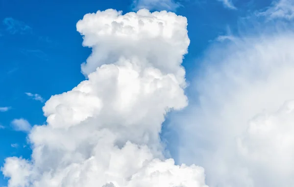 Uma Grande Nuvem Branca Fofa Céu Azul Fundo Natureza — Fotografia de Stock