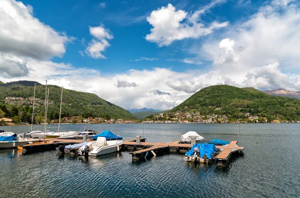 イタリア ヴァレーゼ州ラヴェナ ポンテ トレサのルガーノ湖とスイスアルプスの風景 — ストック写真