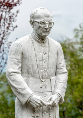 Monsenyör Pasquale Macchi 'nin beyaz mermer heykeli Varese, Unesco Dünya Mirası Bölgesi, Lombardy, İtalya 