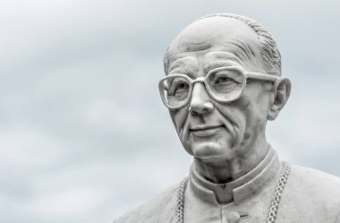 Monsenyör Pasquale Macchi 'nin beyaz mermer heykeli Varese, Unesco Dünya Mirası Bölgesi, Lombardy, İtalya 