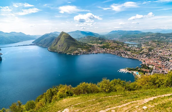 Monte Bre, Ticino, İsviçre'den Monte San Salvatore ve Lugano kasabası ile Lugano Gölü'nün manzara manzarası