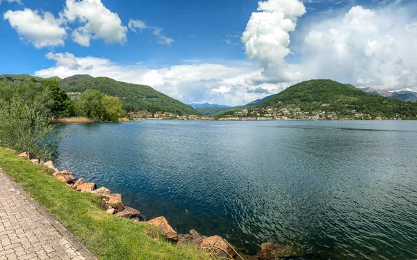 Krajobraz Jeziora Lugano Pochmurny Dzień Lavena Ponte Tresa Włochy — Zdjęcie stockowe