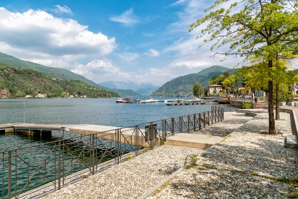 Pieszy Spacer Wzdłuż Jeziora Lugano Pyszne Miasteczko Porto Ceresio Prowincja — Zdjęcie stockowe