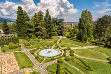 Güneşli bahar gününde Villa Toeplitz'deki kamu bahçesinin havadan görünümü, Varese, Lombardiya, İtalya