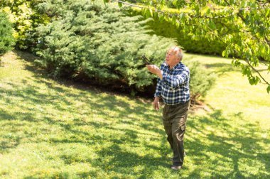 İlkbaharda bahçede Kıdemli Adam Portresi.