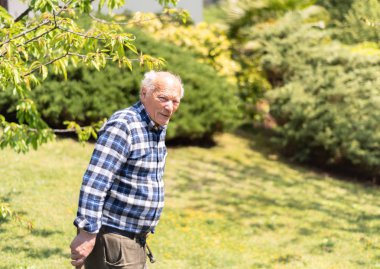 İlkbaharda bahçede Kıdemli Adam Portresi.