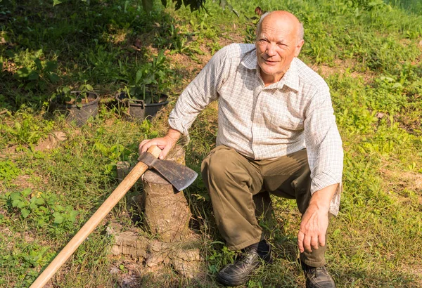 Usměvavý Starší Muž Sekerou Odpočívající Zahradě Tvrdé Práci — Stock fotografie