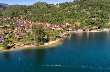 Varese ilinde Lugano Gölü kıyısında bulunan küçük bir köy Brusimpiano havadan görünümü, Lombardiya, İtalya